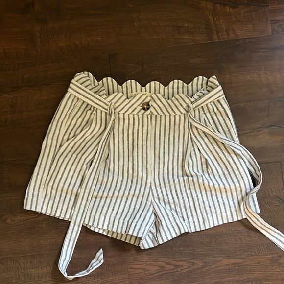 Striped Scallop paper bag shorts - Picture 3 of 4